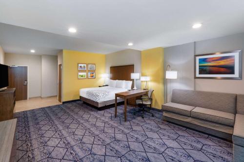 La Quinta Inn & Suites by Wyndham Round Rock East - image 2