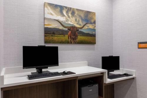 La Quinta Inn & Suites by Wyndham Round Rock East - image 3