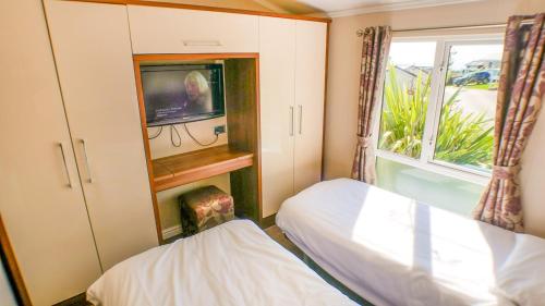 Luxury 3 Bed 2 Bath Lodge with Sea Views! 2