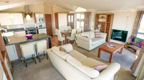 Luxury 3 Bed 2 Bath Lodge with Sea Views!