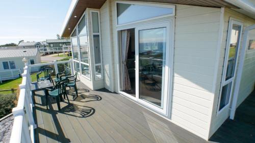 Luxury 3 Bed 2 Bath Lodge with Sea Views!