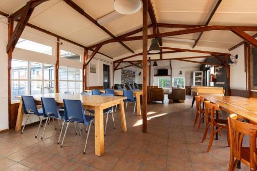 Het Toppunt groot vakantiehuis aan het water in Sperkhem en industrieterrein Houkesloot