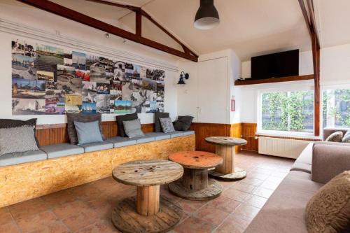 Het Toppunt groot vakantiehuis aan het water in Sperkhem en industrieterrein Houkesloot