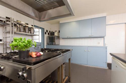 Het Toppunt groot vakantiehuis aan het water in Sperkhem en industrieterrein Houkesloot