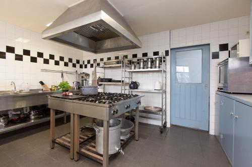 Het Toppunt groot vakantiehuis aan het water in Sperkhem en industrieterrein Houkesloot