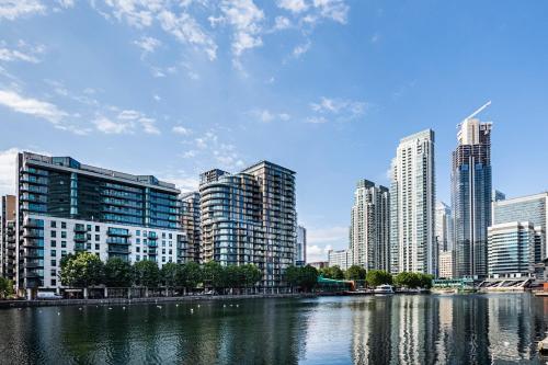 Canary Wharf-Excel- South Quay River View Free Wifi Apartment sleeps up to 5