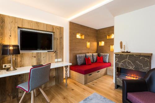 1 queen bed, 1 sofa bed