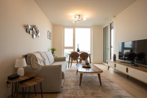  Posh apartment on 22nd floor + loggia, pool, gym, sauna in Wien