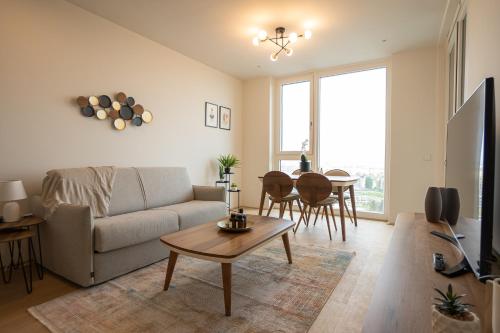  Posh apartment on 22nd floor + loggia, pool, gym, sauna in Wien