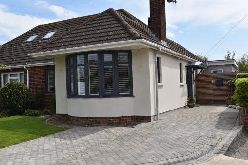 Goodwood Festival of Speed Open Plan Bungalow with Secure Garden & Parking