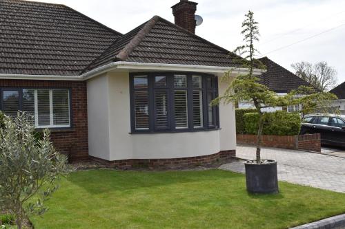 Goodwood Festival of Speed Open Plan Bungalow with Secure Garden & Parking