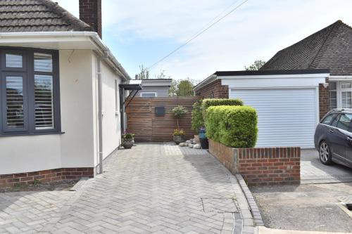 Goodwood Festival of Speed Open Plan Bungalow with Secure Garden & Parking