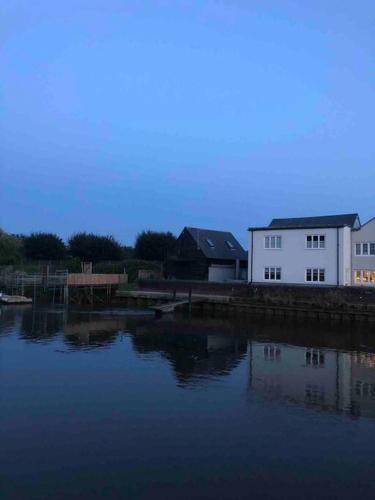 Quirky 1 bedroom barn on the river in Arundel in Ерундел