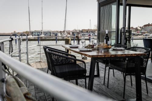 Balkons/terase, Hausboot Küstennebel 2 (Hausboot Kustennebel 2) in Ribnitz-Damgarten