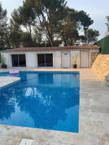 Jolie maison avec vue sur piscine - Location saisonnière - Bouc-Bel-Air