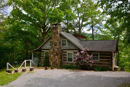 Bear Creek Cabin, Hot Tub, WIFI, Cozy Cabin Retreat in the Smokies Comfort & Fun for All image