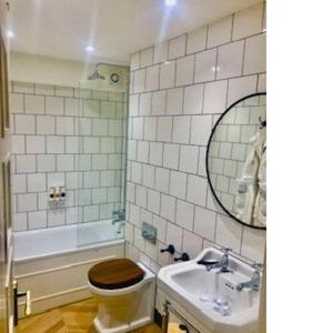 The Hoste and The Vine House Hotels Room Type - The Den - Four Bedroom - Basement Apartment