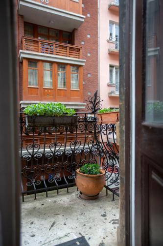 Spacious & Cozy Downtown Apartment with Balcony - Tap to explore photos