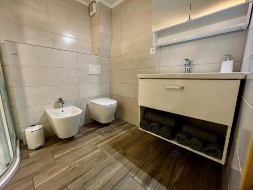 Душ, Modern and Peaceful Apartment with Terrace - Two Bedroom Apartment with Terrace in Recica Ob Savinji