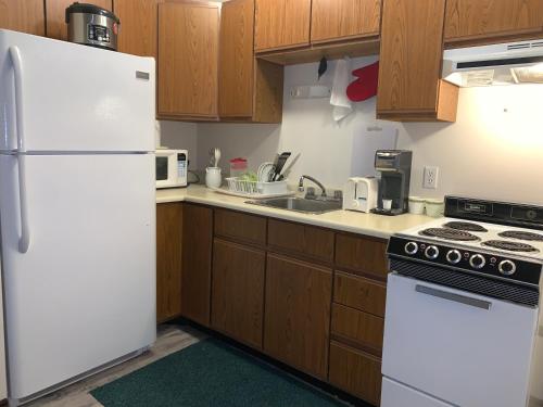 keuken, Destination Family Hotel in Whitehorse (YT)