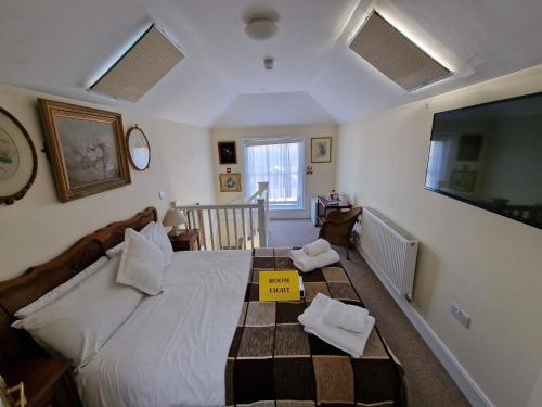First Floor Double Room with Ensuite & Private Garden Entrance