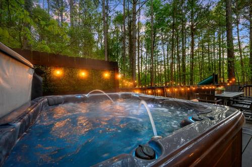 Hickory Bear - Cabin surrounded by pines, Sleeps 10, Hot Tub, Fire Pit, Arcade, Foosball Table & Deck Slide, Broken Bow (fotografie 5)