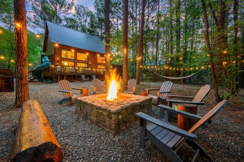 Hickory Bear - Cabin surrounded by pines, Sleeps 10, Hot Tub, Fire Pit, Arcade, Foosball Table & Deck Slide, Broken Bow