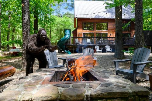 Hickory Bear - Cabin surrounded by pines, Sleeps 10, Hot Tub, Fire Pit, Arcade, Foosball Table & Deck Slide, Broken Bow (fotografie 7)