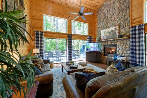 Hickory Bear - Cabin surrounded by pines, Sleeps 10, Hot Tub, Fire Pit, Arcade, Foosball Table & Deck Slide, Broken Bow (fotografie 8)