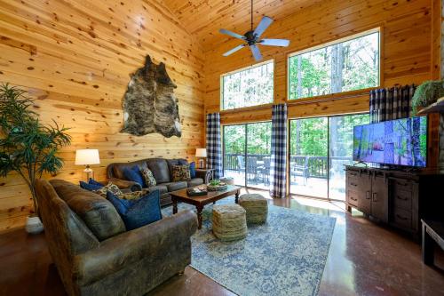 Hickory Bear - Cabin surrounded by pines, Sleeps 10, Hot Tub, Fire Pit, Arcade, Foosball Table & Deck Slide, Broken Bow (fotografie 9)