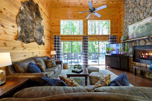Hickory Bear - Cabin surrounded by pines, Sleeps 10, Hot Tub, Fire Pit, Arcade, Foosball Table & Deck Slide, Broken Bow (fotografie 11)