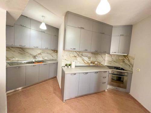 Scanderbeg Square 2BR APT, Tirana (photo 9)