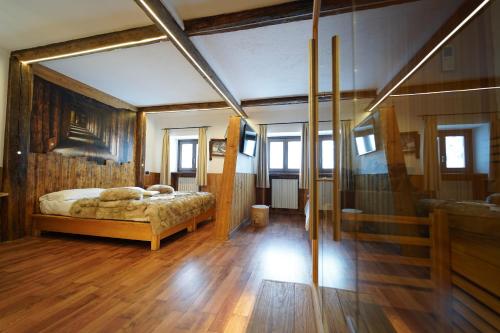 1 queen bed, 1 sofa bed