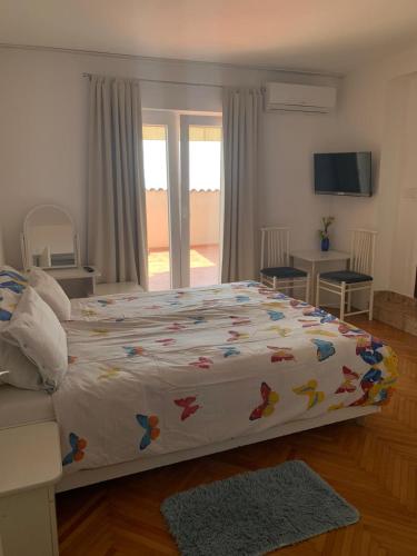 Comfort Three-Bedroom Apartment With Terrace and Sea View image 10
