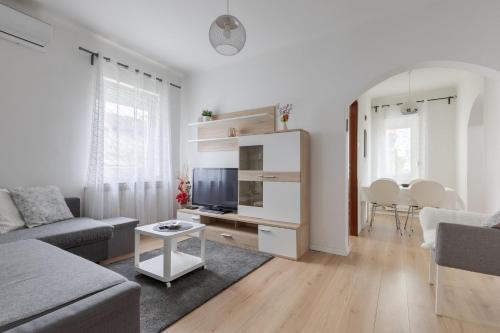 Lisinski apartment with private parking 2