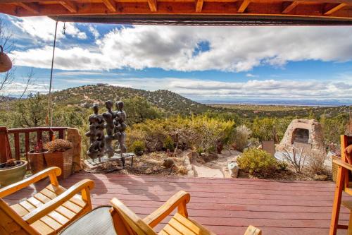 Sunlit Hills Art and Views, 3 Bedrooms, Sleeps 6, Hot Tub, Volleyball, WiFi - Santa Fe