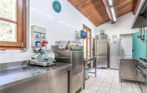 virtuve, 8 Bedroom Pet Friendly Home In Badia Tedalda Ar in Badia Tedalda