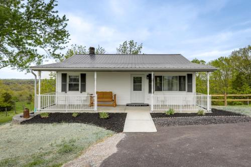 Cozy Kentucky Retreat - Deck, Near Ark Encounter! in Dry Ridge, Vereinigte Staaten von Amerika