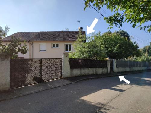 Studio dans maison avec jardin et balcon, au calme in Serezin-du-Rhone