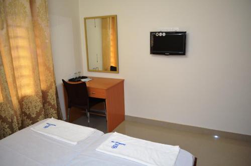 Deluxe Twin Room with Fan image 10