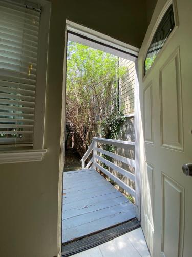 Large DUPLEX Apt 2Bdrm 1Den-Metro - image 13
