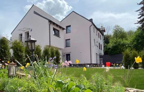 Sonnenlay Lounge Ferienhaus und Studio Balkon Garten E-Ladestation in Brauneberg, Deutschland