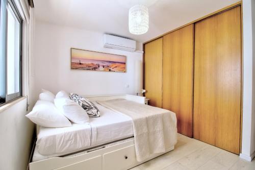 Center location, AC, swimming pool, and parking, Olhão (fotografie 8)