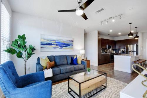 2BR Southtown Luxury Staycation Riverwalk Pool Gym in San Antonio, USA