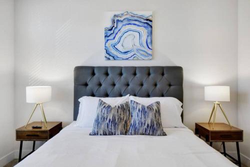 2BR Southtown Luxury Staycation Riverwalk Pool Gym in San Antonio, USA