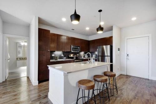 2BR Southtown Luxury Staycation Riverwalk Pool Gym in San Antonio, USA