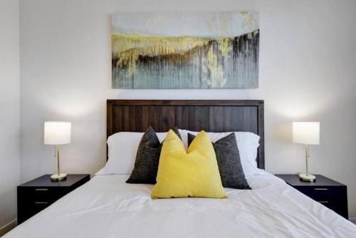 2BR Southtown Luxury Staycation Riverwalk Pool Gym in San Antonio, USA