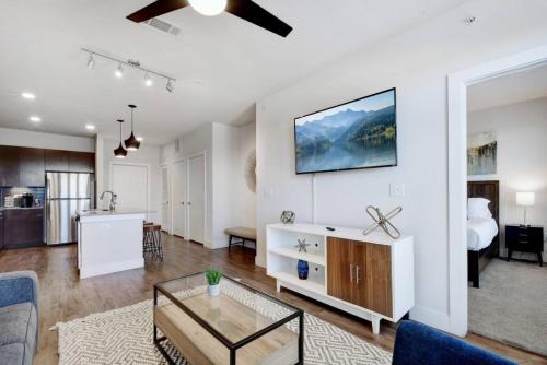 2BR Southtown Luxury Staycation Riverwalk Pool Gym in San Antonio, USA