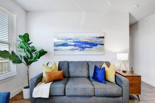 2BR Southtown Luxury Staycation Riverwalk Pool Gym in San Antonio, USA