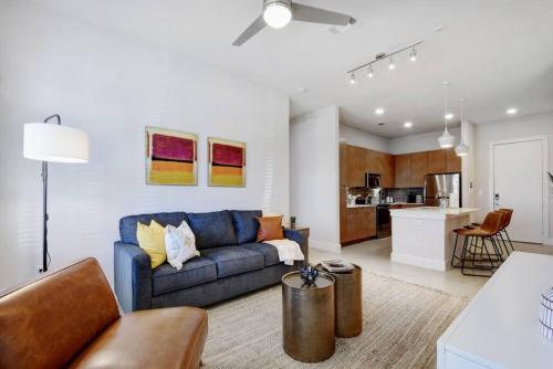 FLAT 2BR Downtown Riverfront Work from Home Wifi Pool in San Antonio, USA